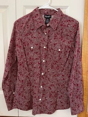 Wrangler Women’s button down in excellent condition size small